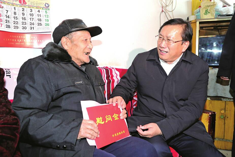 王忠林到莱芜区走访慰问老党员和困难群众时强