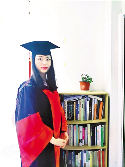 一度耽忧毕不了业 26岁的她成中国第一个写作学博士