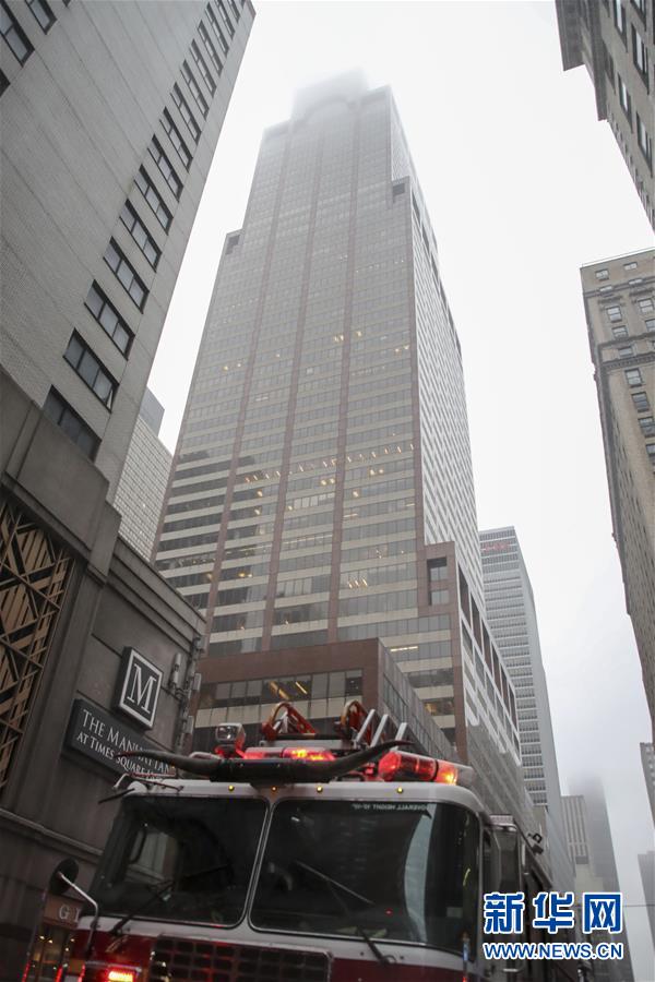 （国内）（1）不断升机在纽约曼哈顿一大厦楼顶坠毁　飞翔员归天