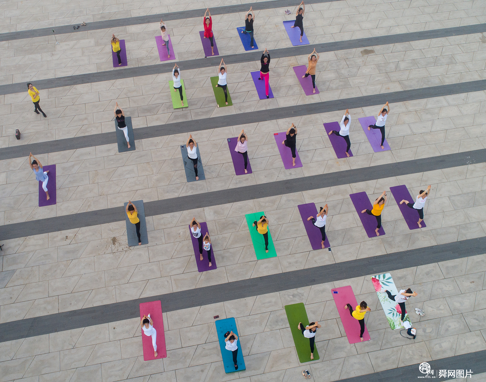 山东烟台：国内瑜伽日 喜爱者海滨广场总体练瑜伽