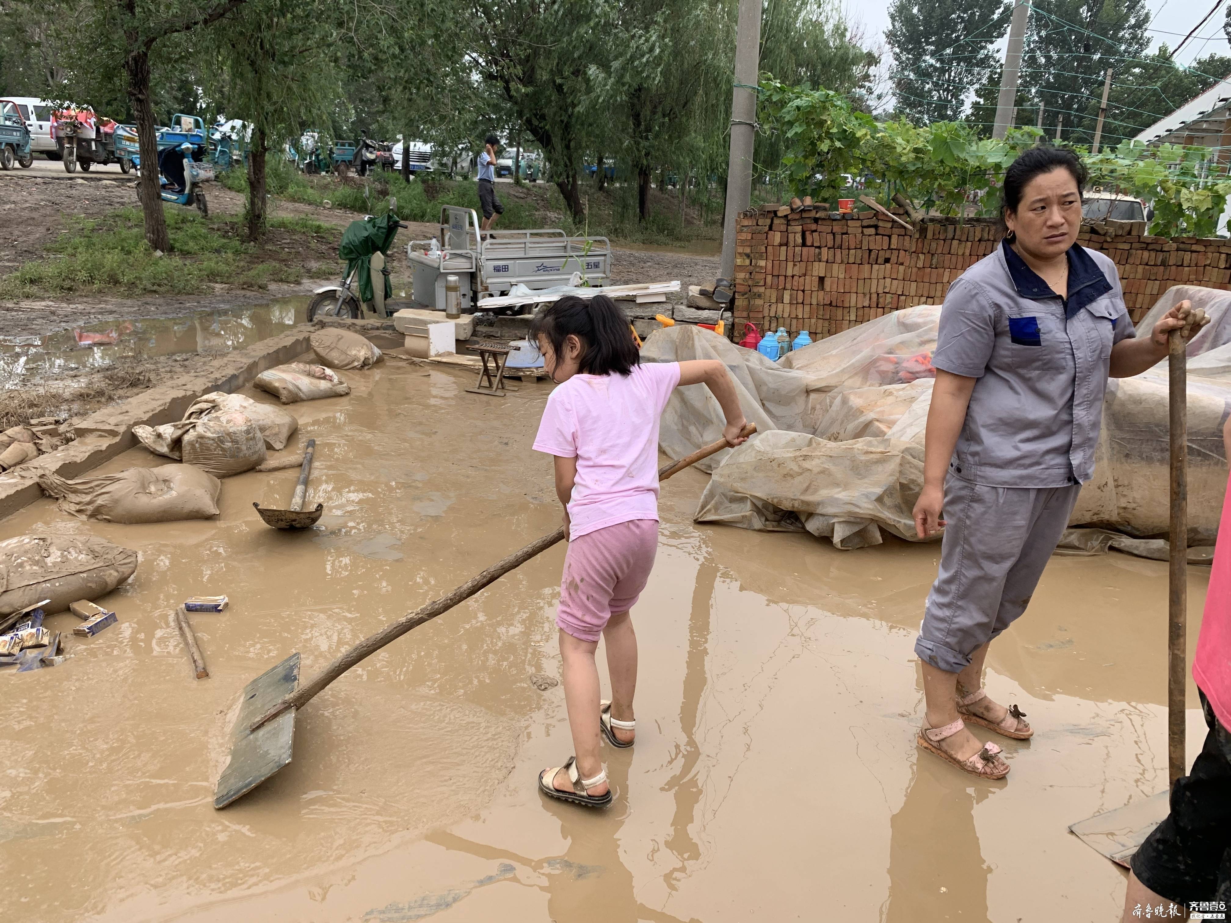 记者实地探望寿光营里镇：积水逐渐退去，有村落夷易近开始回家整理物品