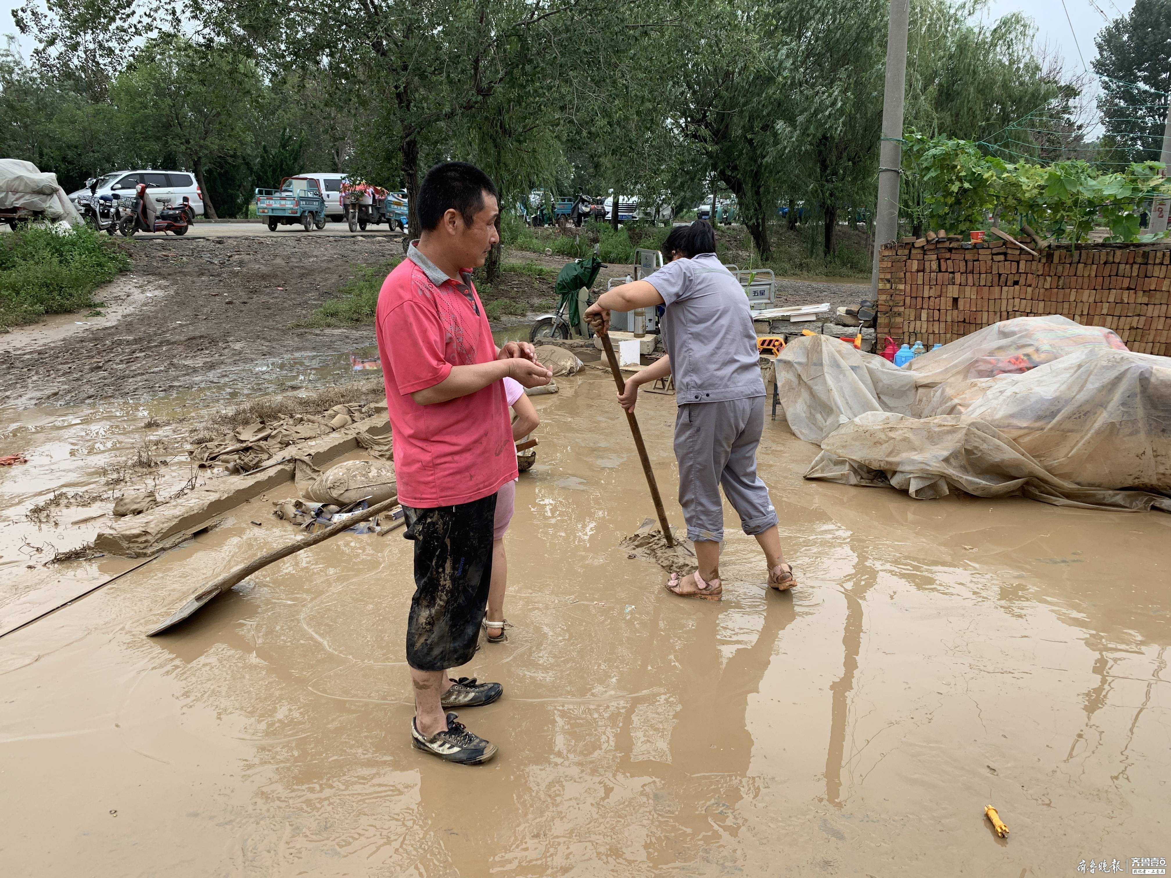 记者实地探望寿光营里镇：积水逐渐退去，有村落夷易近开始回家整理物品