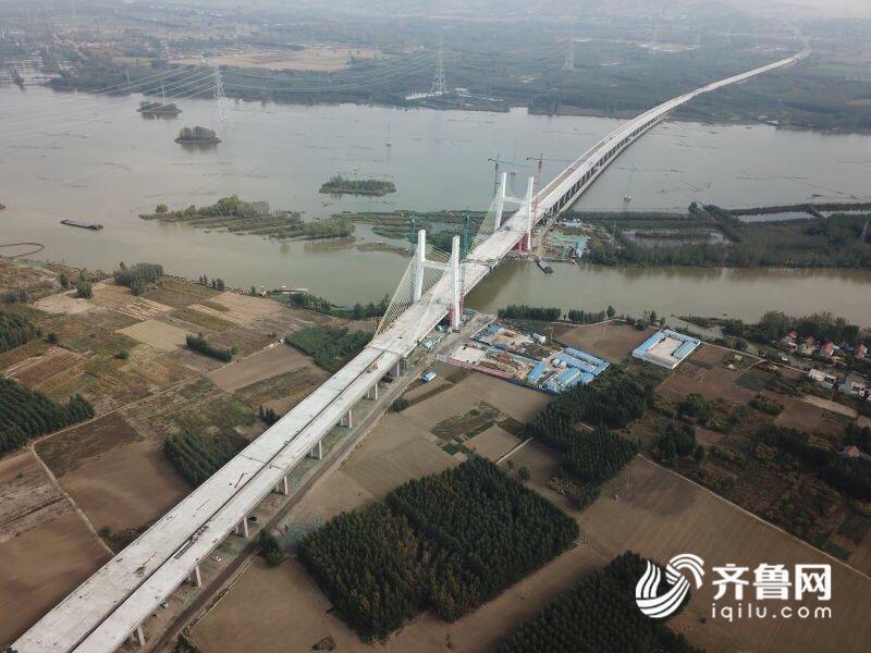 山东省最大跨湖桥梁微山湖特大桥成功合龙