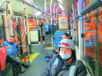 泉城夜未眠！记者蹲点24小时公交，记实夜行人的故事