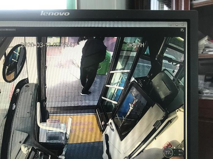 济南公交司机救火行为暖人心