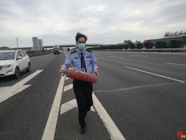 济南交警巡视忙，高速路上抢“炸弹”