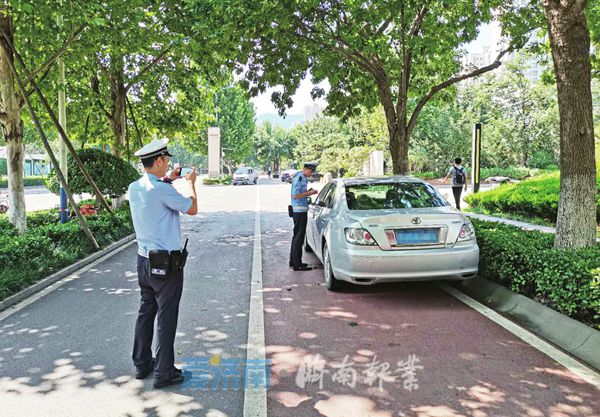 不是所有路段都能“临时停车” 济南交警会集整治迅速车违停行动