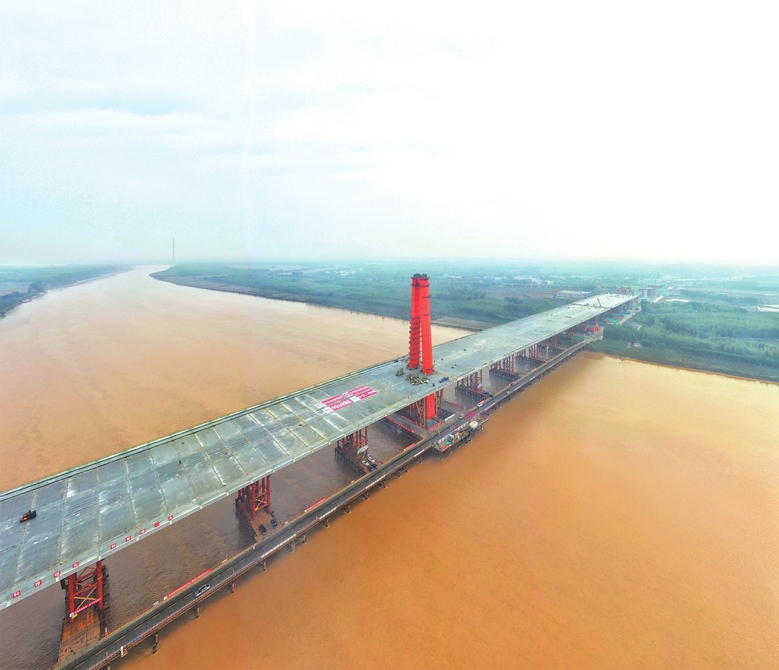 世界最大跨度三塔自锚式悬索桥 济南凤凰黄河大桥主桥合龙