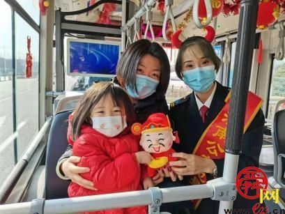 济南公交打造“留济过年”主题车厢 帮您把爱寄回家