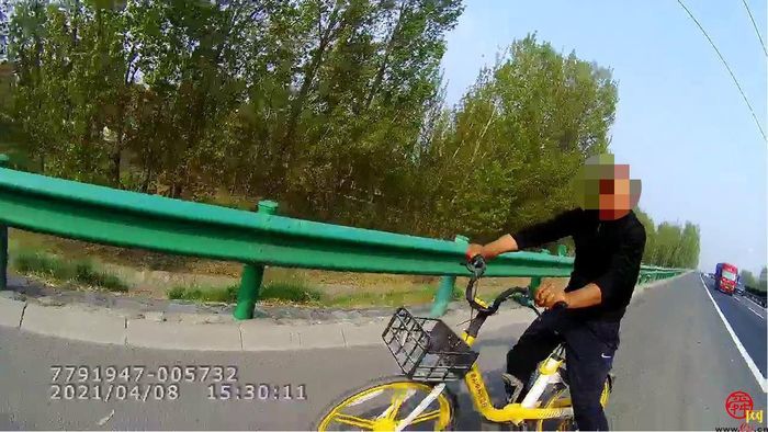 惊险！男子骑自行车在高速逆行 济南交警发现异常暖心守护