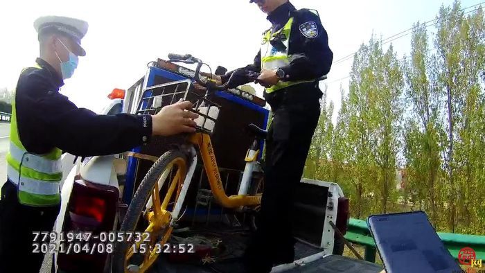 惊险！男子骑自行车在高速逆行 济南交警发现异常暖心守护