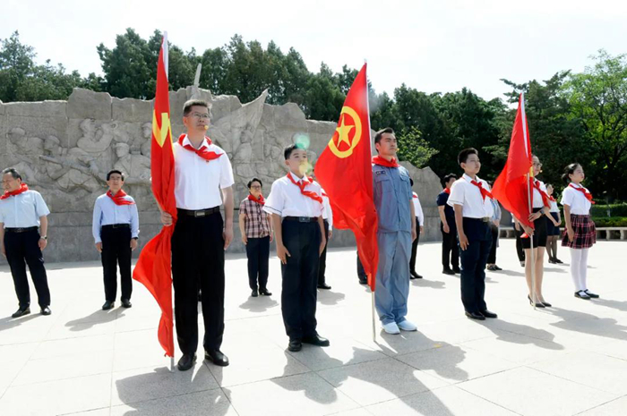 济南举行“红围巾心向党 争做新时期好队员”新队员入队树模仪式