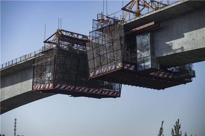 济莱高铁最大跨度悬浇不断梁合龙 全长289.6米