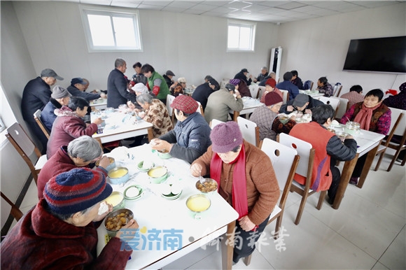 济南：“长者食堂”暖胃又暖心