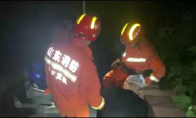 游客夜爬西岳后山摔伤，济南消防员接力抬下山