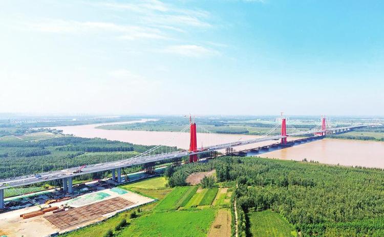 济南凤凰黄河大桥沥青根基铺设实现