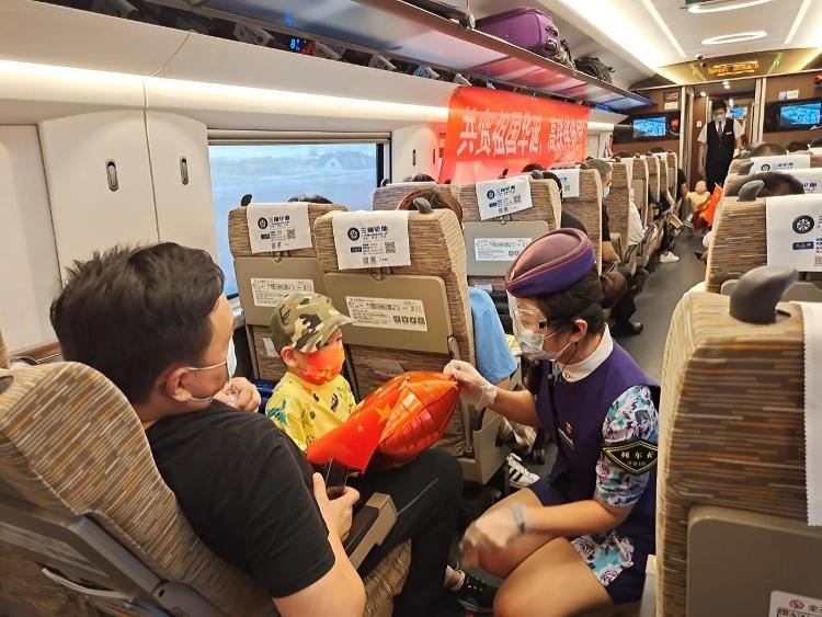 国庆节坐火车有啥特意？济南客运段的乘务员们带旅客体验“悲痛之旅”